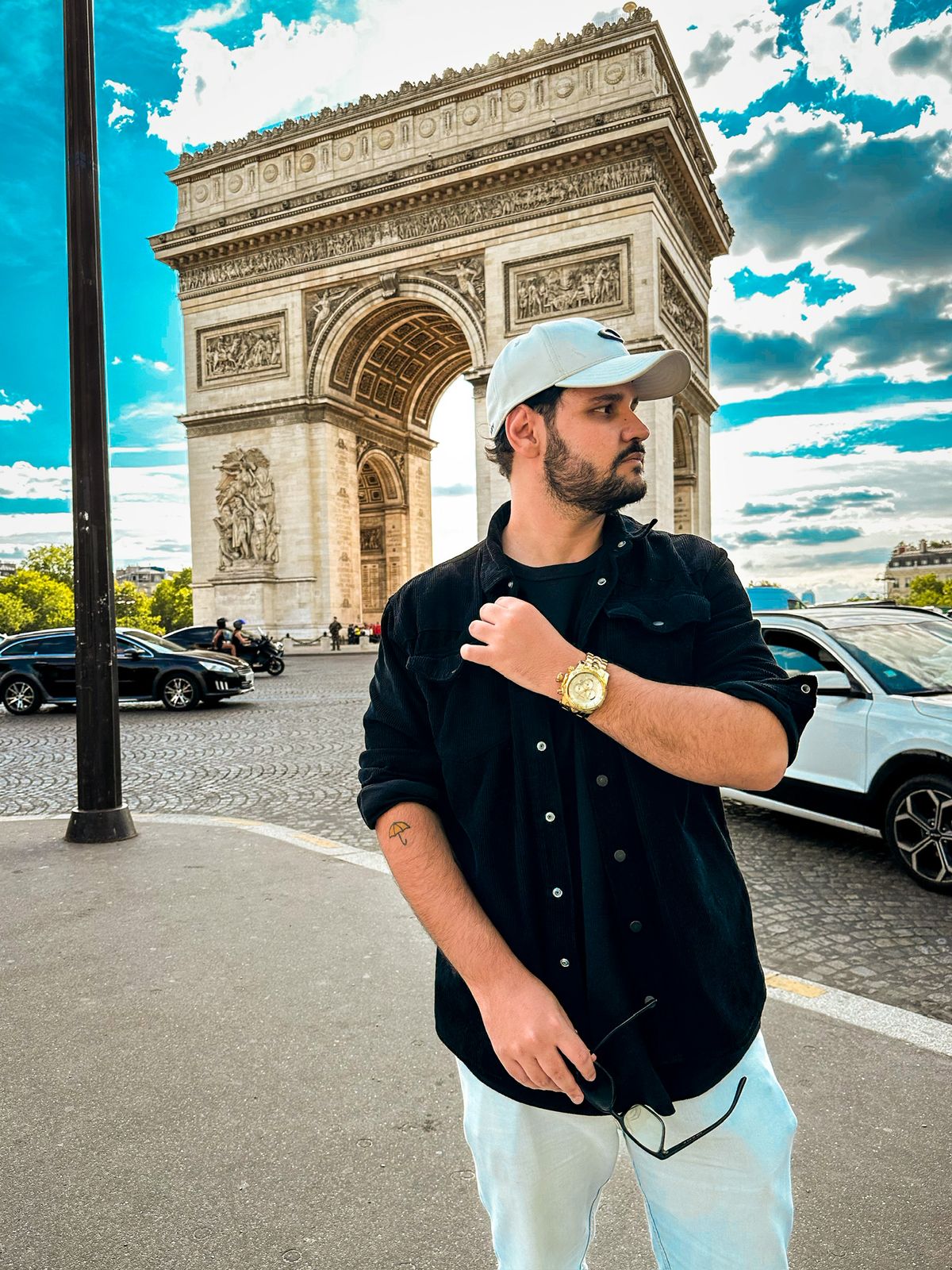 Ruan em Paris, demonstrando sucesso e lifestyle internacional